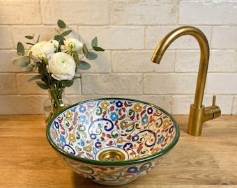 Pia de cerâmica marroquina com estampa floral – Bacia redonda pintada à mão com borda verde.