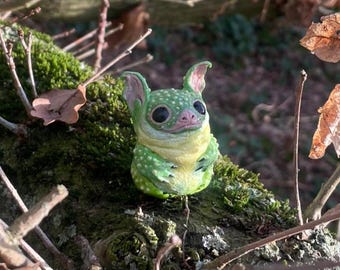 Hand-sculpted Green Bat Frog Figurine: Whimsical Fantasy Polymer Clay Art (4.8cm)