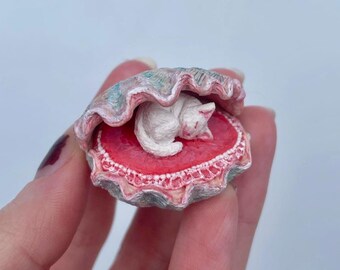 Handmade Sleeping Cat Sculpture in Clam Shell – Whimsical Kitten Figurine, Coastal Decor