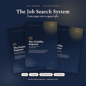 Könnte beinhalten: Ein 3-Kit-Paket mit dem Titel The Job Search System, bestehend aus drei dunkelblauen digitalen Dokumenten mit den Titeln 01 The Position Engineer, 02 The Visibility Engineer und Offer Engineer. Enthält 74 Seiten, 23 Frameworks und 45 Prompts als A4-PDF.