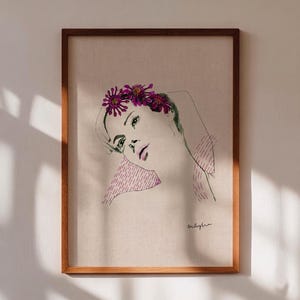 Puede incluir: Una ilustración de arte lineal enmarcada sobre un fondo beige claro que muestra a una persona con una corona de flores de color magenta vibrante. El dibujo utiliza líneas negras finas para definir los rasgos faciales y el cabello.