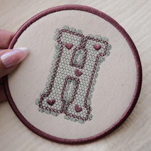 Posavasos bordado con inicial personalizada, posavasos de tela con letra personalizada, regalo con hilo de color personalizado, decoración con monograma efecto encaje cottagecore