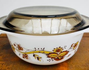 Casseruola vintage in vetro Arcopal con coperchio in vetro fumé marrone.