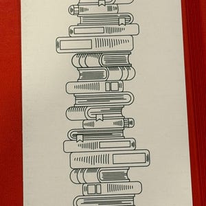 K&ouml;nnte beinhalten: Ein wei&szlig;er, rechteckiger Book Tracker mit dem Schriftzug "Book Tracker" oben. Das Design zeigt einen Stapel B&uuml;cher in einer schwarzen Strichzeichnung. Der Tracker befindet sich auf rotem Hintergrund.