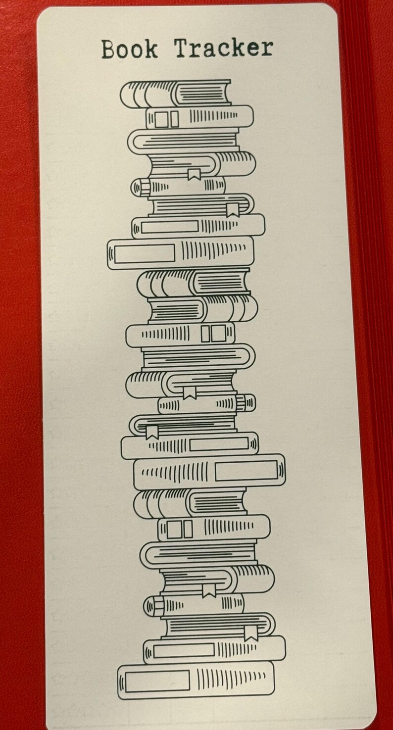 K&ouml;nnte beinhalten: Ein wei&szlig;er, rechteckiger Book Tracker mit dem Schriftzug "Book Tracker" oben. Das Design zeigt einen Stapel B&uuml;cher in einer schwarzen Strichzeichnung. Der Tracker befindet sich auf rotem Hintergrund.
