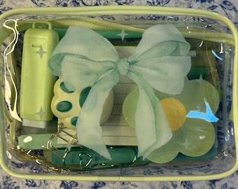 Paquete de cuadernos "Going Green Pretty Girl" en un neceser.