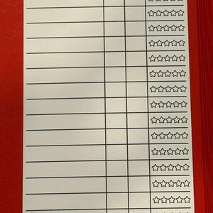K&ouml;nnte beinhalten: Ein wei&szlig;er Leseprotokoll-Einsatz mit schwarzen Linien und Text. Oben auf dem Einsatz steht "Reading Log" und enth&auml;lt Abschnitte f&uuml;r "Name" und "Ziel". Darunter befinden sich Abschnitte f&uuml;r "Titel", "Startdatum", "Enddatum" und "Bewertung".
