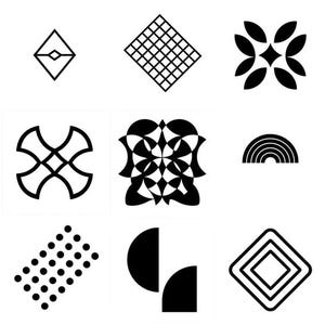 Op de afbeelding: Een verzameling van vijftien verschillende zwart-witte geometrische iconen gerangschikt in een raster. De vormen omvatten een massieve zeshoek, een ruitomtrek, een rastervierkant, een bloemmotief, drie cirkels, concentrische bogen, een kruis, een complex patroon, een kleine boog, een halve maan, een gesegmenteerde cirkel, een puntmatrix, twee halve cirkels, een vierkant kader en een geschulpt tegelpatroon.