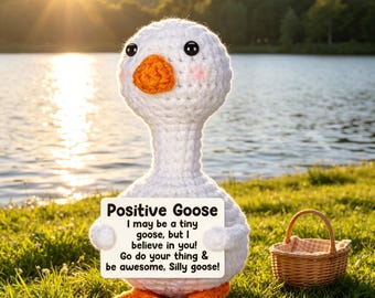 Peluche all'uncinetto di Silly Goose, simpatico oggetto decorativo da scrivania con messaggio positivo.