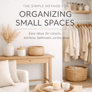 Puede incluir: Escena interior luminosa con el texto « ORGANIZAR ESPACIOS PEQUEÑOS ». Incluye un sofá, una mesa de centro con una bandeja tejida y un armario con ropa colgando. Artículos decorativos: un jarrón, una cesta y una vela.