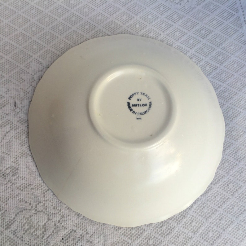 Metlox Pottery Poppytrail Sculpted Grape Serving Bowl Ceramic Vegetable Bowl Vintage Mid Century White and Light Blue Fruit Bowl