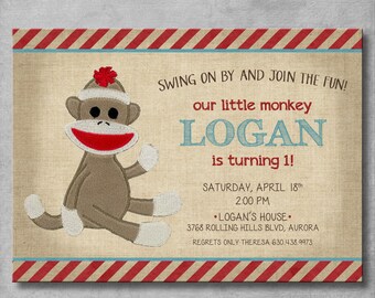 Puede incluir: Una invitación de cumpleaños con una ilustración de un mono calcetín. La invitación tiene un fondo beige con bordes a rayas rojas y azules. El texto incluye "Swing on by and join the fun!" y "¡Logan cumple 1 año!"