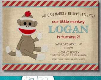 Puede incluir: Una invitación de cumpleaños para un niño llamado Logan que cumple dos años. La invitación presenta un mono de calcetín de dibujos animados que lleva un gorro rojo y blanco. El texto dice "¡Casi no podemos creerlo! ¡Nuestro pequeño mono Logan cumple 2 años!" La invitación también incluye la fecha, la hora y el lugar de la fiesta.