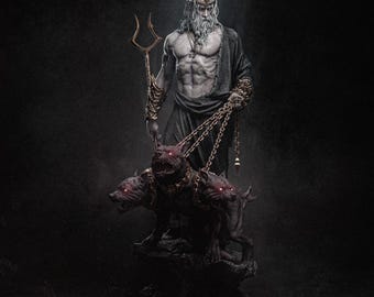 Puede incluir: Una estatua detallada de una figura barbuda con corona y túnicas oscuras, sosteniendo un tridente y cadenas doradas unidas a un perro de tres cabezas con ojos rojos brillantes. La base de la escultura presenta el texto HADES en mayúsculas.