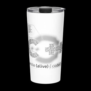 Può includere: Un bicchiere da viaggio bianco con coperchio nero caratterizzato da un grande simbolo C++ composto da piccolo testo di codice informatico nero. Sotto il simbolo, il testo nero recita while (alive) {code();}. Il design ha un effetto ombra grigio.