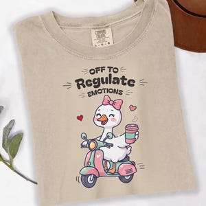 Maglietta "Off To Regulate Emotions", Maglietta con anatra divertente, Maglietta "Mental Health Matters", Maglietta "Self Care", Maglietta grafica per introversi, Maglietta grafica effetto vintage