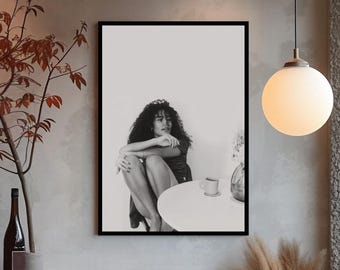 Plakat z Olivią Dean, czarno-biała piosenkarka, dekoracja pokoju z muzyką soul, wydruk dla fana Olivii Dean, sypialnia indie soul, sztuka dla miłośników muzyki