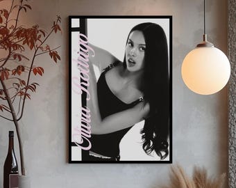 Plakat z Olivią Rodrigo, czarno-biała grafika ścienna z gwiazdą popu, wydruk prezentu dla fana muzyki, dekoracja pokoju piosenkarki, sypialnia w stylu Y2K, wydruk artystyczny dla miłośnika muzyki