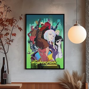 Może przedstawiać: Oprawiony plakat z postaciami z anime trzymającymi broń, na tle krajobrazu miejskiego. Plakat zawiera tekst "Cyberpunk Edgerunners" w kolorze ż&oacute;łtym i zielonym. Grafika jest wyświetlana na szarej ścianie.