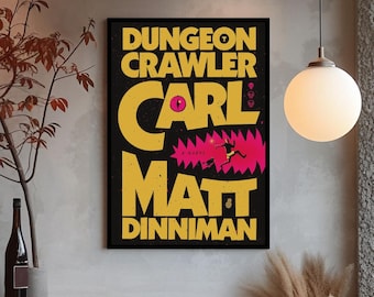 Plakat z Carlem z Dungeon Crawler, grafika ścienna z książki Matta Dinnimana, dekoracja pokoju z powieścią fantasy, wydruk na prezent dla fana LitRPG, wydruk artystyczny do sypialni gracza i czytelnika