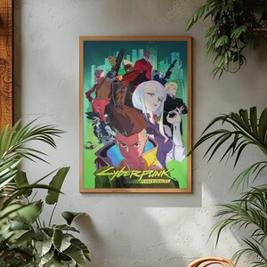Może przedstawiać: Oprawiony plakat przedstawiający grupę postaci w stylu anime z bronią, osadzonych na tle krajobrazu miejskiego. Plakat ma zielono-ż&oacute;łtą kolorystykę z tekstem "Cyberpunk Edgerunners" na dole. Rama jest drewniana.
