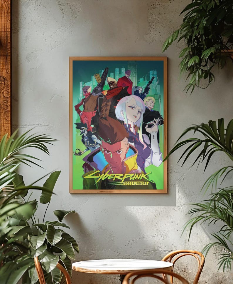 Może przedstawiać: Oprawiony plakat przedstawiający grupę postaci w stylu anime z bronią, osadzonych na tle krajobrazu miejskiego. Plakat ma zielono-ż&oacute;łtą kolorystykę z tekstem "Cyberpunk Edgerunners" na dole. Rama jest drewniana.
