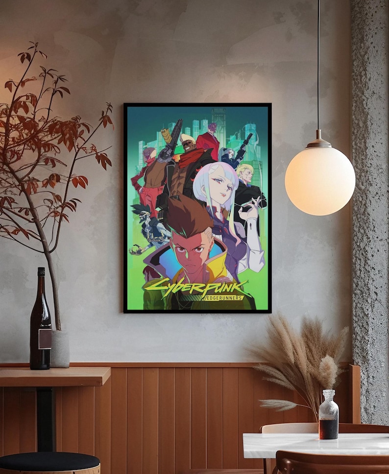 Może przedstawiać: Oprawiony plakat z postaciami z anime trzymającymi broń, na tle krajobrazu miejskiego. Plakat zawiera tekst "Cyberpunk Edgerunners" w kolorze ż&oacute;łtym i zielonym. Grafika jest wyświetlana na szarej ścianie.