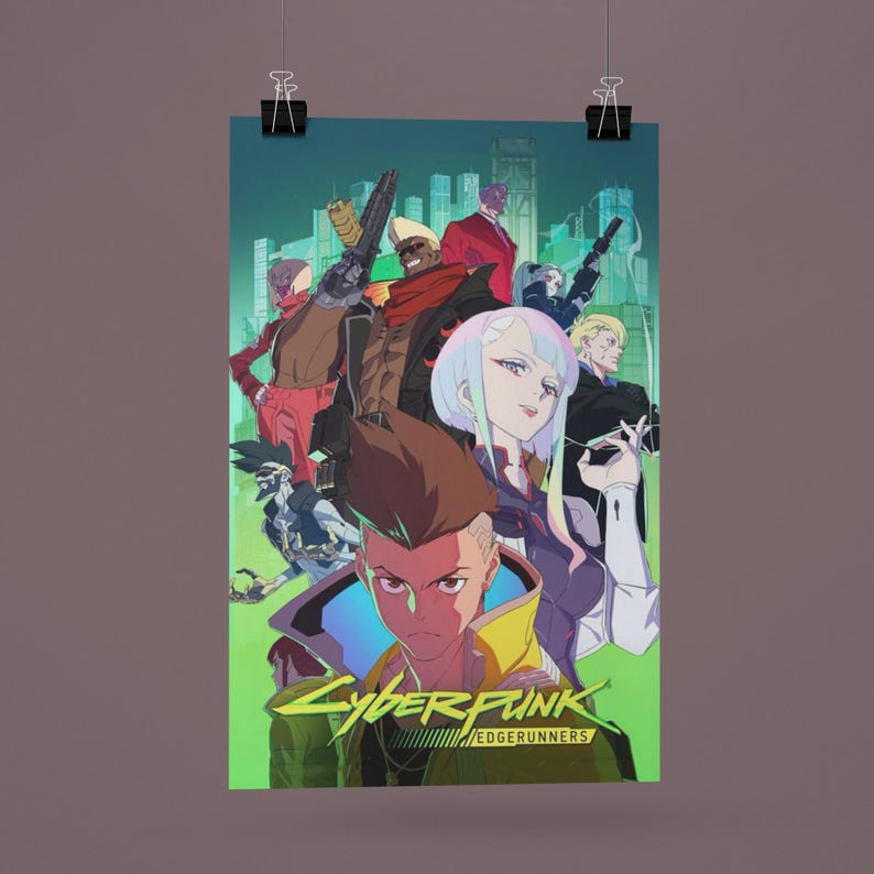 Może przedstawiać: Plakat przedstawiający stylizowanych bohater&oacute;w z serialu anime Cyberpunk: Edgerunners. Grafika ma futurystyczny motyw z żywymi kolorami, w tym zielonym, ż&oacute;łtym i czerwonym. Tytuł "Cyberpunk Edgerunners" jest wyświetlany w widocznym miejscu.