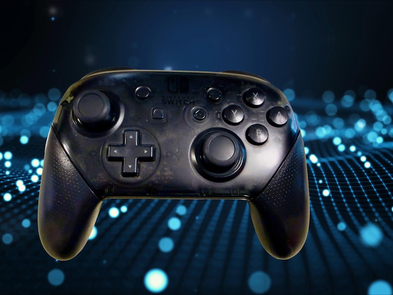 K&ouml;nnte beinhalten: Ein schwarzer Nintendo Switch Pro Controller mit durchsichtigem Geh&auml;use, ausgestattet mit zwei Analogsticks, einem Steuerkreuz, vier Aktionstasten mit der Beschriftung A, B, X und Y sowie dem mittig aufgedruckten Nintendo Switch Logo.