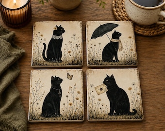 Könnte beinhalten: Ein Set aus vier quadratischen Untersetzern mit Illustrationen von schwarzen Katzen in einem Feld aus Wildblumen. Eine Katze trägt einen Spitzenkragen, eine hält einen Regenschirm, eine betrachtet einen Schmetterling mit Schlüsselkette, die letzte trägt einen Brief.