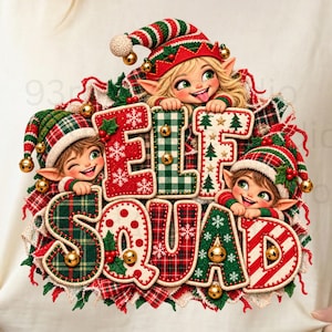 Op de afbeelding: Een decoratieve afbeelding met drie cartoonelfjes die rood-groene geruite mutsen met gouden belletjes dragen. De elfjes zijn gepositioneerd rond grote, getextureerde letters die de tekst ELF SQUAD vormen, versierd met sneeuwvlokken, hulst en ruitpatronen.
