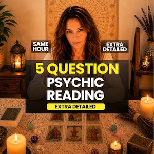 Peut inclure: Une publicité pour un service de voyance avec le texte SAME HOUR, EXTRA DETAILED, 5 QUESTION PSYCHIC READING et EXTRA DETAILED. L'image montre une personne derrière une table avec six cartes de tarot, des bougies et des petits cristaux.