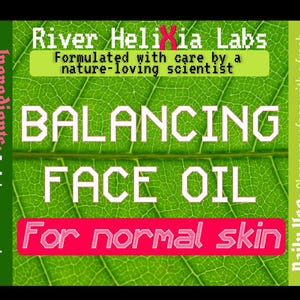 Puede incluir: Una etiqueta de producto rectangular para el aceite facial Balancing Face Oil de River Helixia Labs para piel normal. El fondo verde presenta un patrón de venas de hoja. El texto incluye ingredientes como aceite de jojoba, lavanda, romero y menta, e instrucciones.