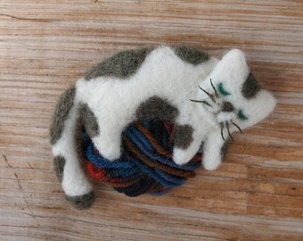 felted cat brooch, Easter gift, handmade animal brooch