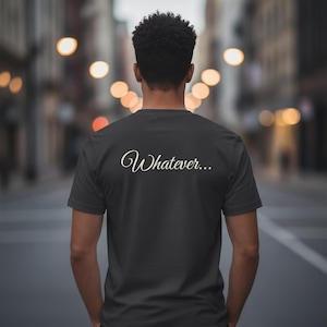 Puede incluir: Una camiseta gris oscuro de manga corta con la palabra Whatever... impresa en una fuente cursiva blanca en la parte superior de la espalda. La prenda se muestra desde atrás, con un cuello redondo sencillo y mangas cortas estándar.