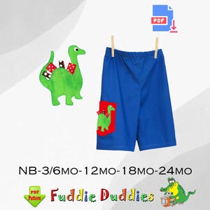 Può includere: Un modello PDF per cucire pantaloncini blu con una tasca a forma di dinosauro. Il modello è disponibile nelle taglie NB-3/6MO-12MO-18MO-24MO. Il modello si chiama "Fuddie Duddies".