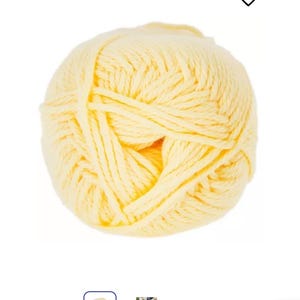 Pode incluir: Um novelo redondo de fio macio em amarelo p&aacute;lido. O fio est&aacute; enrolado numa forma esf&eacute;rica densa com fios de fibra vis&iacute;veis torcidos entre si, criando uma superf&iacute;cie texturizada em toda a bola deste material para trabalhos manuais.