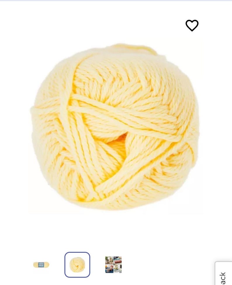 Pode incluir: Um novelo redondo de fio macio em amarelo p&aacute;lido. O fio est&aacute; enrolado numa forma esf&eacute;rica densa com fios de fibra vis&iacute;veis torcidos entre si, criando uma superf&iacute;cie texturizada em toda a bola deste material para trabalhos manuais.