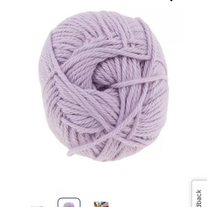 Pode incluir: Um novelo redondo de fio cor de lavanda claro com uma textura espessa e torcida de v&aacute;rios cabos. O fio est&aacute; enrolado numa forma esf&eacute;rica compacta, exibindo a cor pastel suave e os fios grossos e distintos do material da fibra.