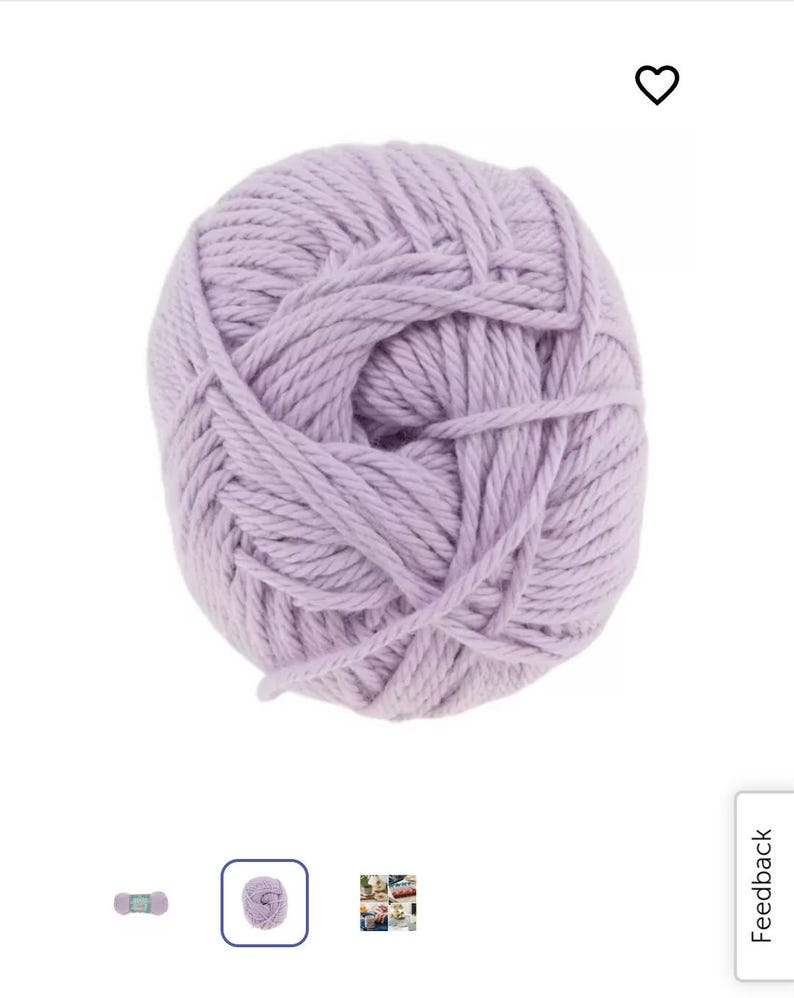 Pode incluir: Um novelo redondo de fio cor de lavanda claro com uma textura espessa e torcida de v&aacute;rios cabos. O fio est&aacute; enrolado numa forma esf&eacute;rica compacta, exibindo a cor pastel suave e os fios grossos e distintos do material da fibra.