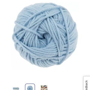 Pode incluir: Um novelo de l&atilde; azul-claro de formato redondo com uma textura espessa e torcida de v&aacute;rios fios. A l&atilde; est&aacute; enrolada numa forma esf&eacute;rica compacta, exibindo a cor azul pastel consistente e a estrutura vis&iacute;vel das fibras individuais.