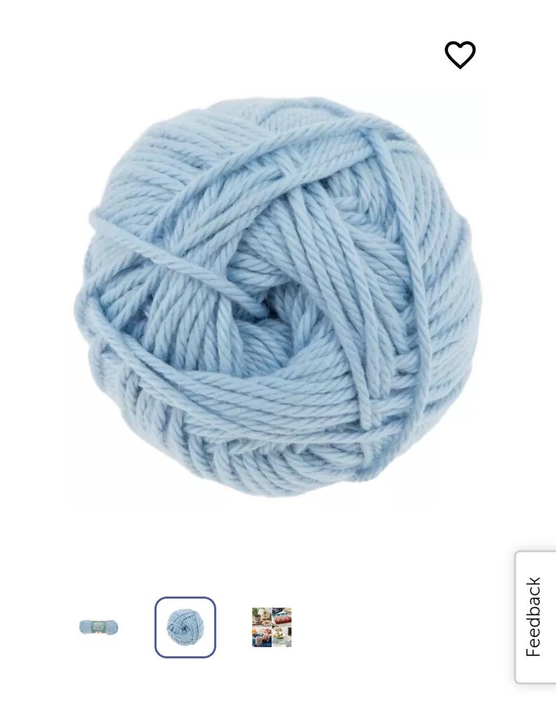 Pode incluir: Um novelo de l&atilde; azul-claro de formato redondo com uma textura espessa e torcida de v&aacute;rios fios. A l&atilde; est&aacute; enrolada numa forma esf&eacute;rica compacta, exibindo a cor azul pastel consistente e a estrutura vis&iacute;vel das fibras individuais.