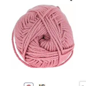 Pode incluir: Um novelo redondo de fio na cor rosa seco com uma textura espessa de v&aacute;rios cabos torcidos. O fio est&aacute; enrolado numa forma esf&eacute;rica compacta com um fio vis&iacute;vel que se estende pelo lado inferior esquerdo, apresentando um acabamento mate.