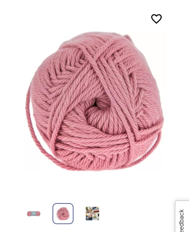 Pode incluir: Um novelo redondo de fio na cor rosa seco com uma textura espessa de v&aacute;rios cabos torcidos. O fio est&aacute; enrolado numa forma esf&eacute;rica compacta com um fio vis&iacute;vel que se estende pelo lado inferior esquerdo, apresentando um acabamento mate.