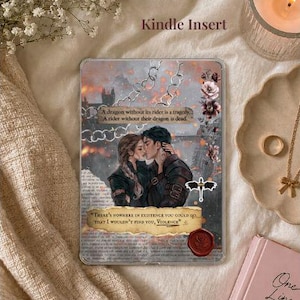 Può includere: Inserto per Kindle con un'illustrazione romantica di una coppia che si bacia. L'inserto presenta il testo "A dragon without its rider is a tragedy. A rider without their dragon is dead." e "THERE'S NOWHERE IN EXISTENCE YOU COULD GO THAT I WOULDN'T FIND YOU, VIOLENCE."
