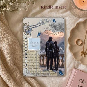 Può includere: Una custodia trasparente per Kindle Insert con un'illustrazione romantica di due figure che si affacciano su un paesaggio montano. La custodia ha un design a collage con testo e accenti di farfalle. Il testo "Kindle Insert" è in alto.