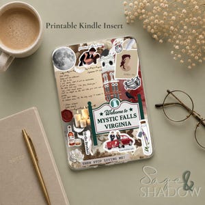 Peut inclure: Un insert pour Kindle rectangulaire présentant un collage de graphismes sur le thème de Mystic Falls, incluant un panneau Welcome to Mystic Falls Virginia, une voiture rouge, une lune, des bougies, une bouteille et du texte manuscrit.
