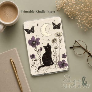 Könnte beinhalten: Ein rechteckiger Kindle-Einleger mit einem schwarzen Katzenmotiv, umgeben von violetten Blumen, Schmetterlingen und einer Mondsichel auf cremefarbenem Grund. Das Design enthält zarte Sternakzente und botanische Illustrationen.