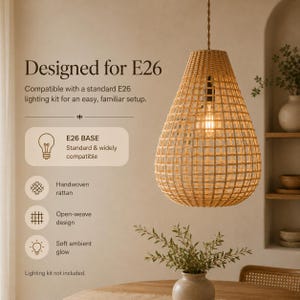 K&ouml;nnte beinhalten: Eine tropfenf&ouml;rmige Pendelleuchte aus handgeflochtenem, hellbraunem Rattan mit offenem Flechtmuster. Der Text lautet: Designed for E26, Compatible with a standard E26 lighting kit for an easy, familiar setup, E26 BASE, Handwoven rattan, Open-weave design, Soft ambient glow, Lighting kit not included.