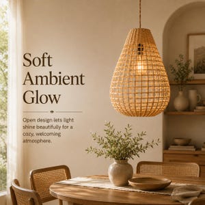 K&ouml;nnte beinhalten: Eine tropfenf&ouml;rmige Pendelleuchte mit einem gewebten, hellbraunen Korbschirm, der an einem Kabel h&auml;ngt. Der Text lautet: Soft Ambient Glow. Open design lets light shine beautifully for a cozy, welcoming atmosphere. Die Leuchte h&auml;ngt &uuml;ber einem Holztisch.